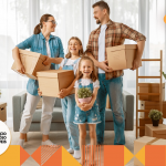 família reunida e feliz na sala de estar com caixas de papelão nas mãos.