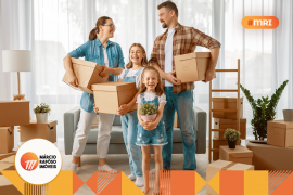 família reunida e feliz na sala de estar com caixas de papelão nas mãos.