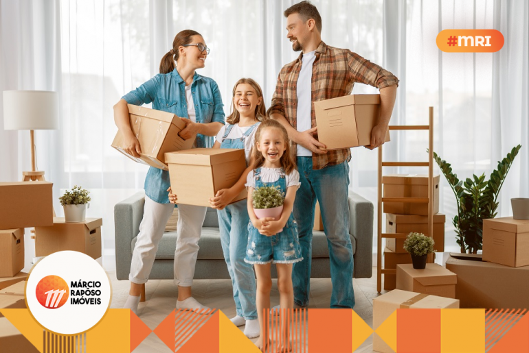 família reunida e feliz na sala de estar com caixas de papelão nas mãos.