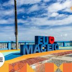 totem "eu amo maceió" em uma praça da capital alagoana