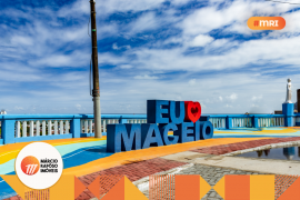 totem "eu amo maceió" em uma praça da capital alagoana