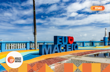 totem "eu amo maceió" em uma praça da capital alagoana