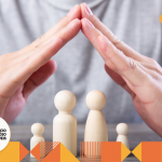 homem protegendo bonecos/família com as mãos. investir em imóveis físicos.