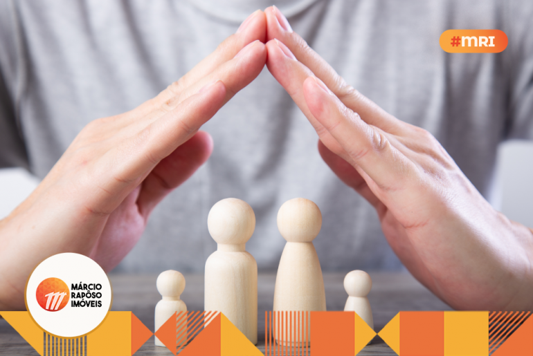 homem protegendo bonecos/família com as mãos. investir em imóveis físicos.