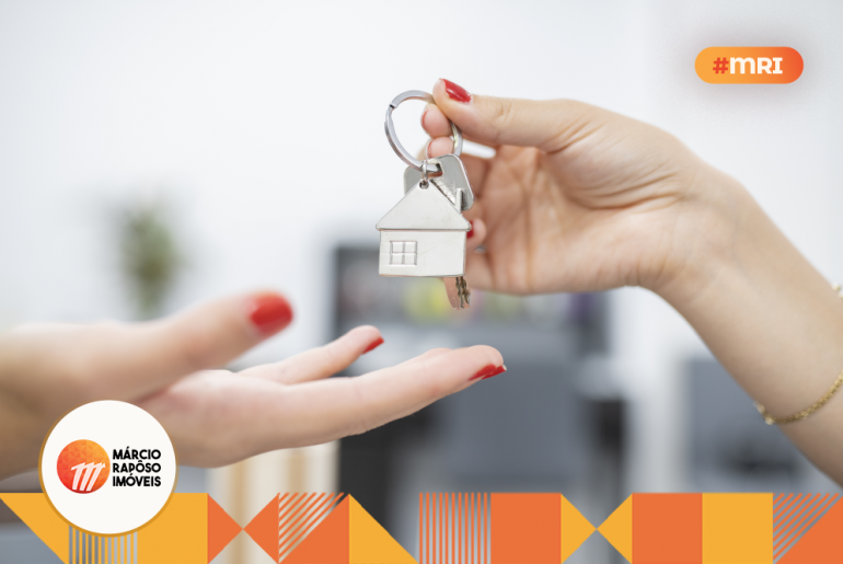 mão entregando chave de casa a outra mão.