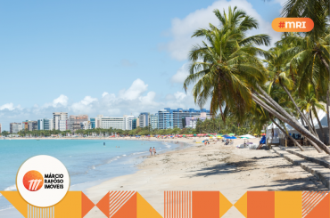 Coqueirais fazendo sombra na areia da Praia de Ponta Verde