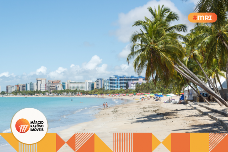 Coqueirais fazendo sombra na areia da Praia de Ponta Verde