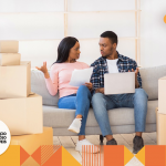 casal sentado no sofá conversando financiar ou alugar.