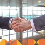 Homens apertando as mãos.