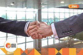 Homens apertando as mãos.