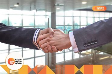 Homens apertando as mãos.