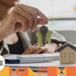 mulher segurando uma chave de casa. como escolher um imóvel