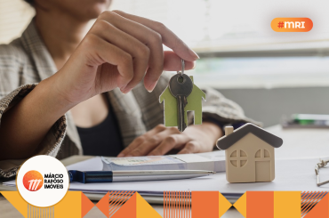 mulher segurando uma chave de casa. como escolher um imóvel