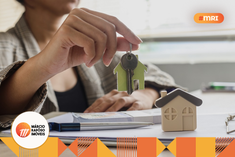 mulher segurando uma chave de casa. como escolher um imóvel