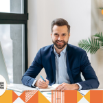 investidor imobiliário no escritório sorrindo e olhando para câmera. investimento imobiliário.