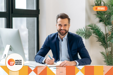 investidor imobiliário no escritório sorrindo e olhando para câmera. investimento imobiliário.