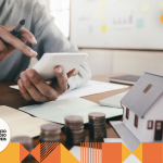 homem fazendo conta na calculadora mercado imobilário