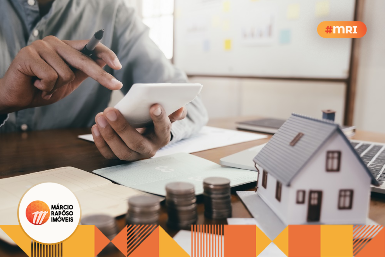 homem fazendo conta na calculadora mercado imobilário