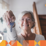 idosa segurando a chave de um imóvel