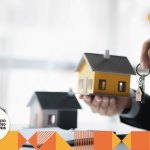 consultor com chaves na mão e uma casa de brinquedo. compra ou aluguel de imóveis