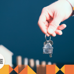 homem segurando uma chave
