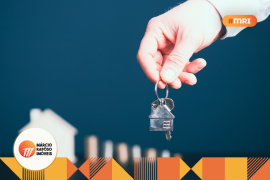 homem segurando uma chave