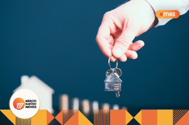 homem segurando uma chave