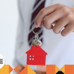 homem segurando uma chave aluguel móveis