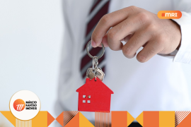 homem segurando uma chave aluguel móveis