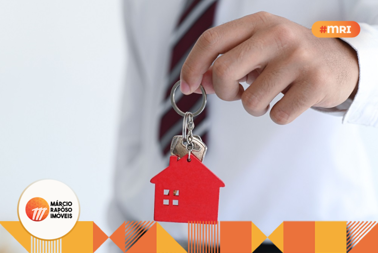 homem segurando uma chave aluguel móveis